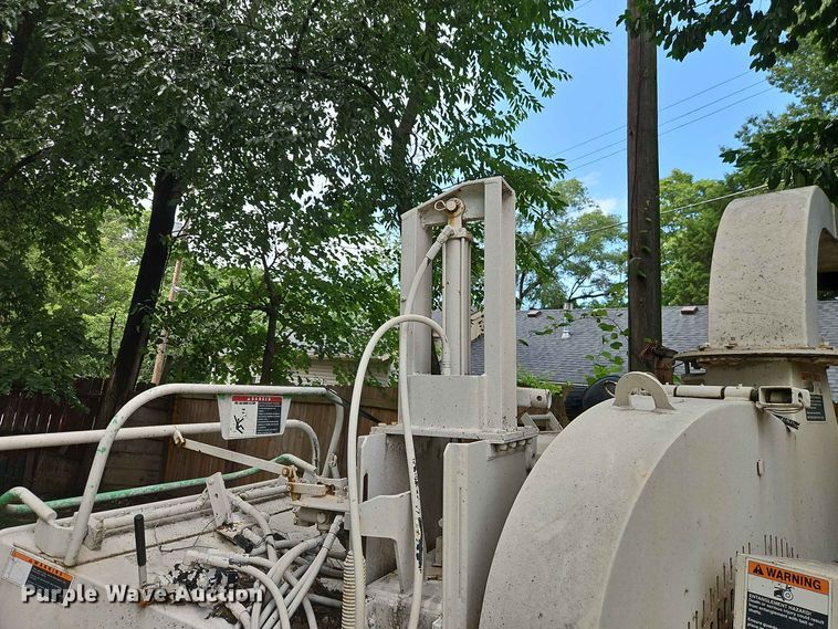image for item EO8550 2006 Woodchuck WC1200CF wood chipper