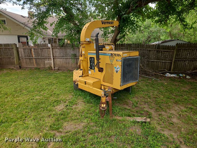 image for item EO8551 2000 Vermeer BC1230A wood chipper