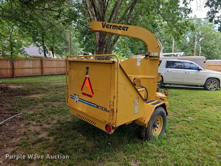 image for item EO8551 2000 Vermeer BC1230A wood chipper