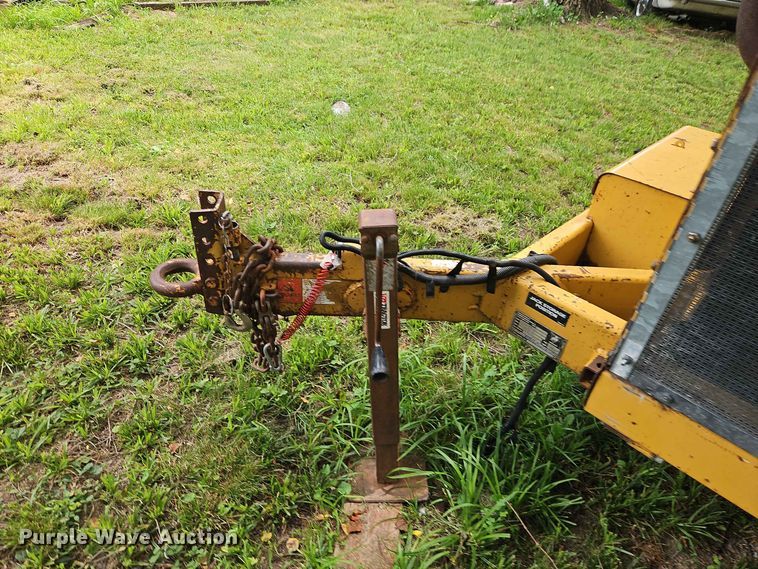 image for item EO8551 2000 Vermeer BC1230A wood chipper