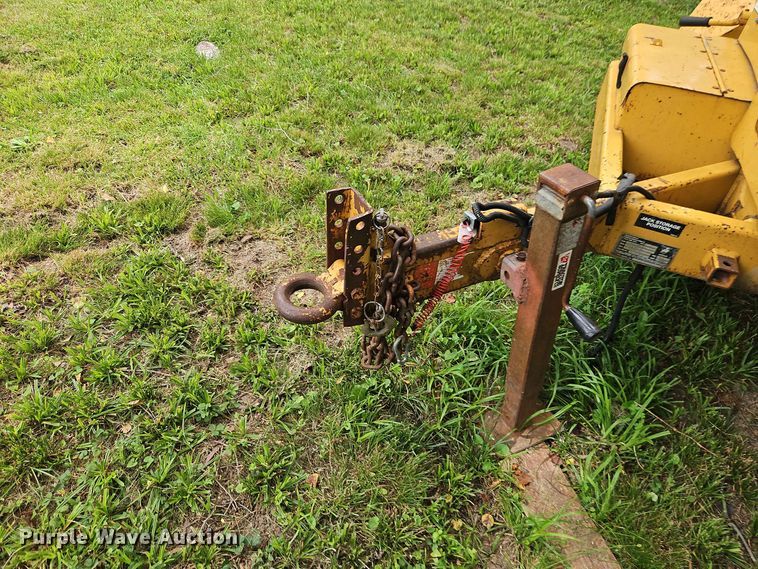 image for item EO8551 2000 Vermeer BC1230A wood chipper