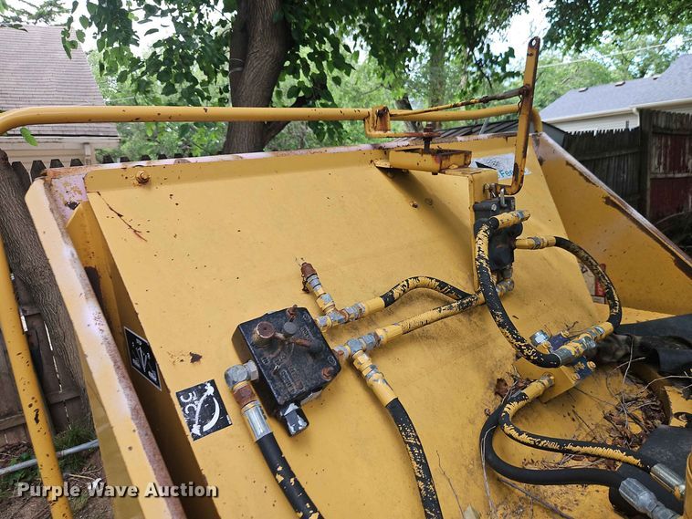 image for item EO8551 2000 Vermeer BC1230A wood chipper