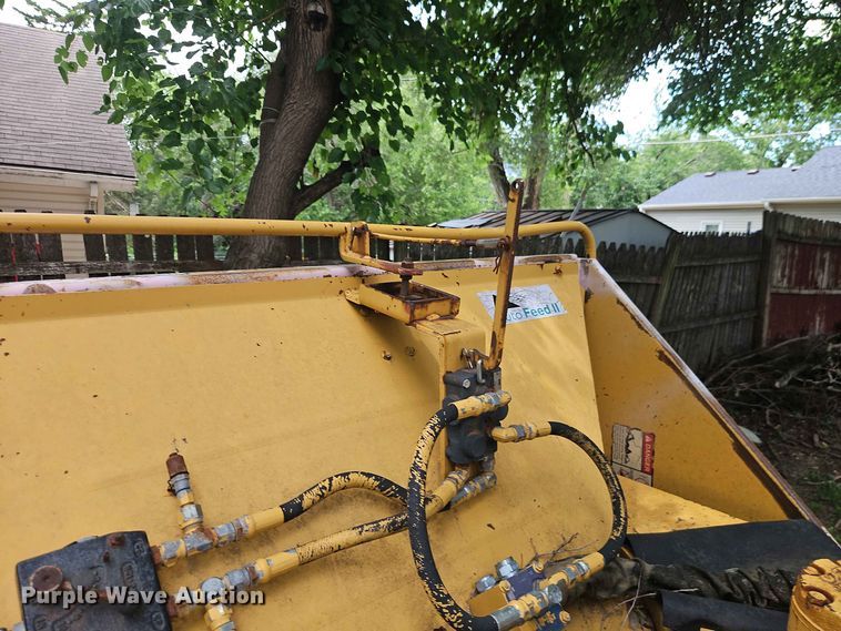 image for item EO8551 2000 Vermeer BC1230A wood chipper