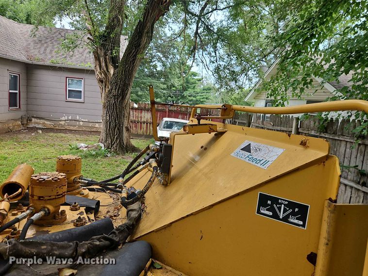 image for item EO8551 2000 Vermeer BC1230A wood chipper