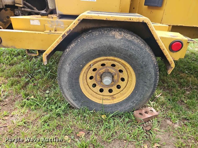 image for item EO8551 2000 Vermeer BC1230A wood chipper