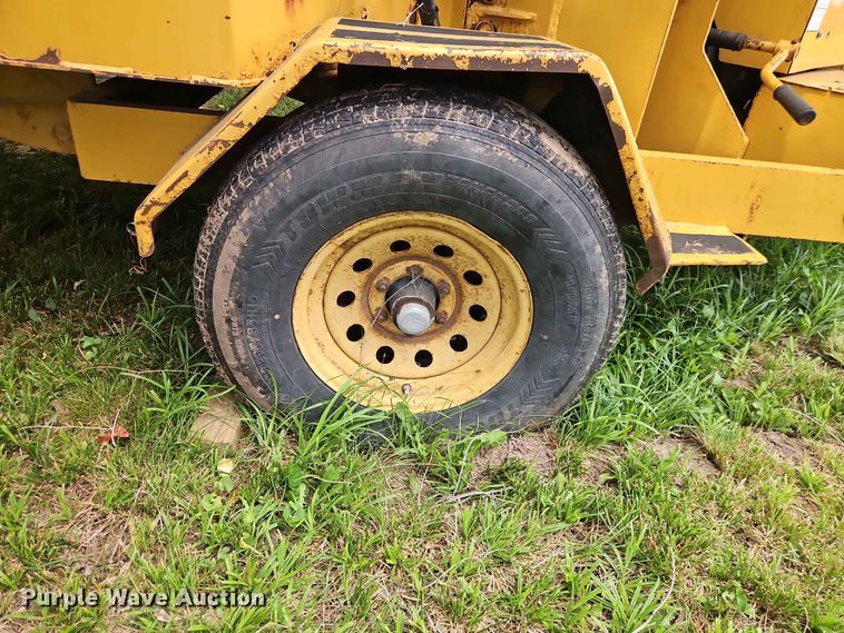image for item EO8551 2000 Vermeer BC1230A wood chipper