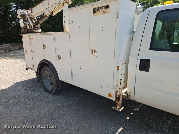 image for item EO8552 1999 Ford F550 utility / service truck