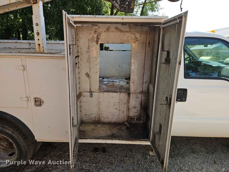 image for item EO8552 1999 Ford F550 utility / service truck