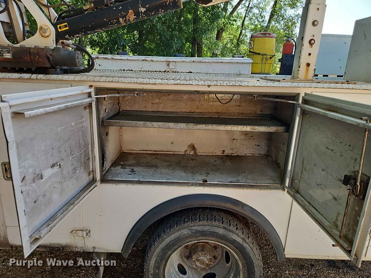 image for item EO8552 1999 Ford F550 utility / service truck