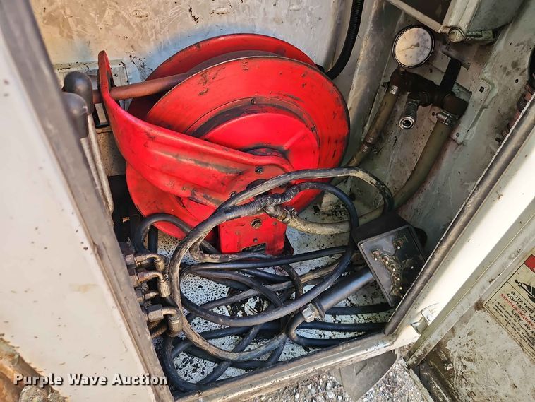 image for item EO8552 1999 Ford F550 utility / service truck