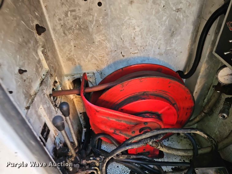 image for item EO8552 1999 Ford F550 utility / service truck