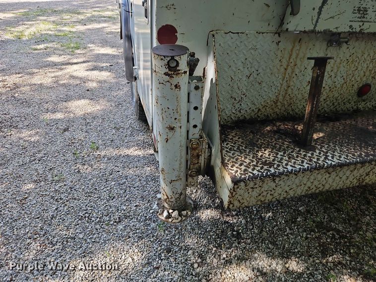 image for item EO8552 1999 Ford F550 utility / service truck