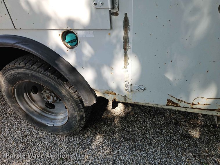 image for item EO8552 1999 Ford F550 utility / service truck