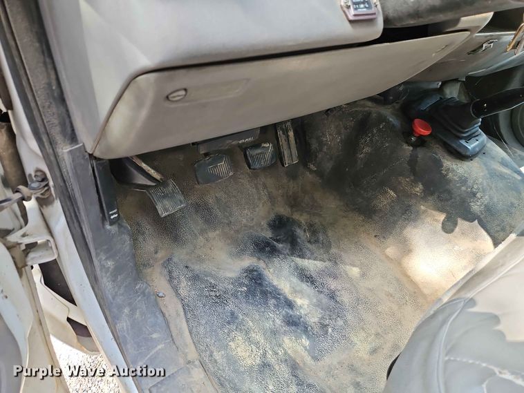 image for item EO8552 1999 Ford F550 utility / service truck