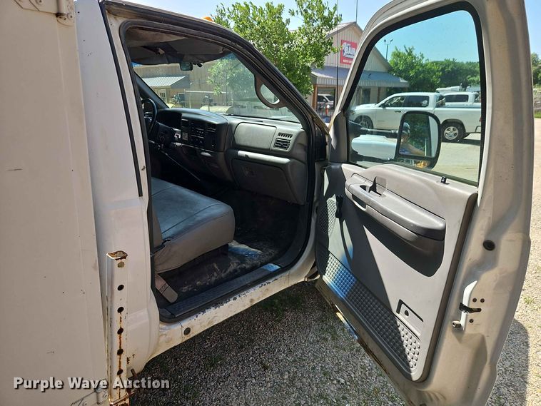 image for item EO8552 1999 Ford F550 utility / service truck