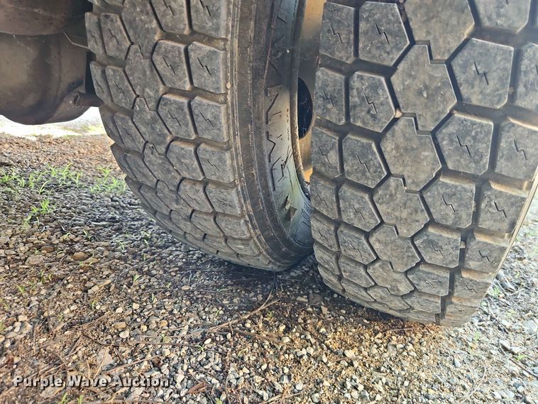 image for item EO8552 1999 Ford F550 utility / service truck