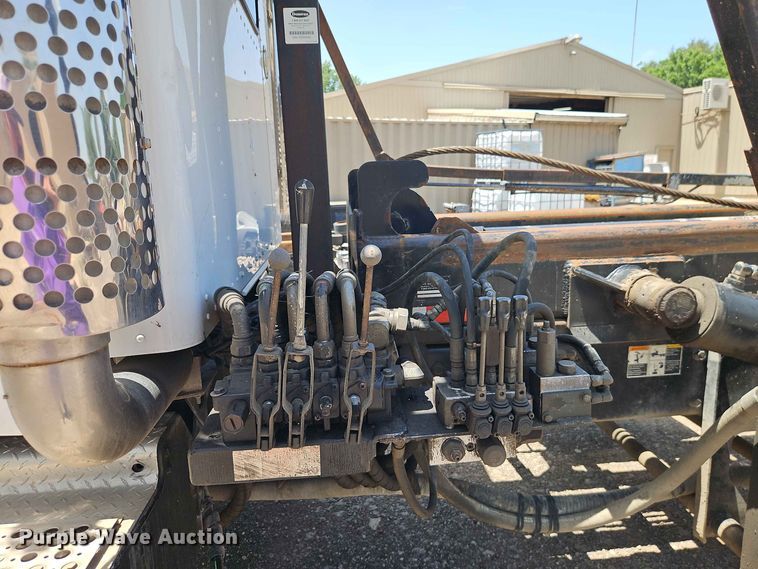 image for item EO8554 2007 Kenworth T800 roll-off container truck
