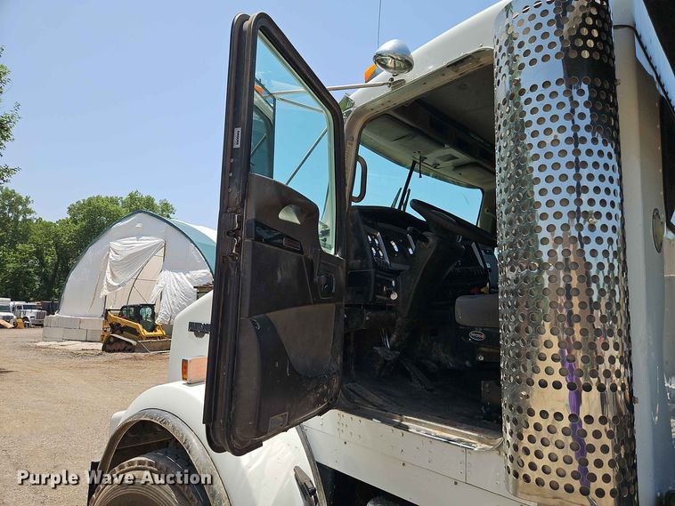 image for item EO8554 2007 Kenworth T800 roll-off container truck
