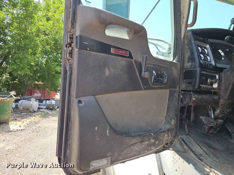 image for item EO8554 2007 Kenworth T800 roll-off container truck