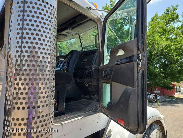 image for item EO8554 2007 Kenworth T800 roll-off container truck