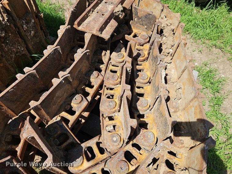 image for item EO8570 (4) track loader tracks