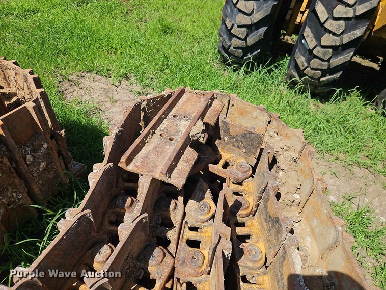 image for item EO8570 (4) track loader tracks