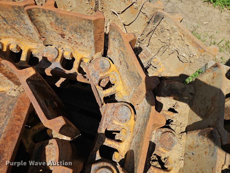 image for item EO8570 (4) track loader tracks