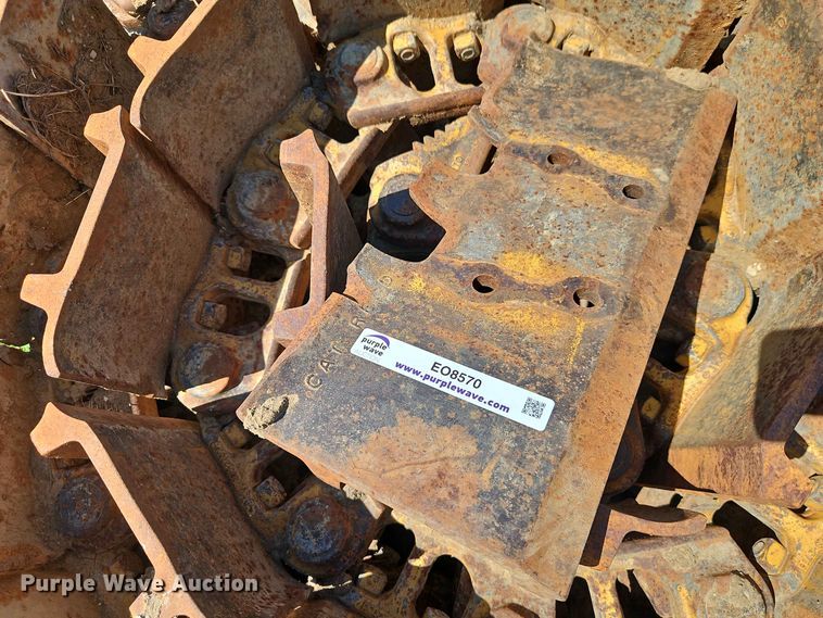 image for item EO8570 (4) track loader tracks