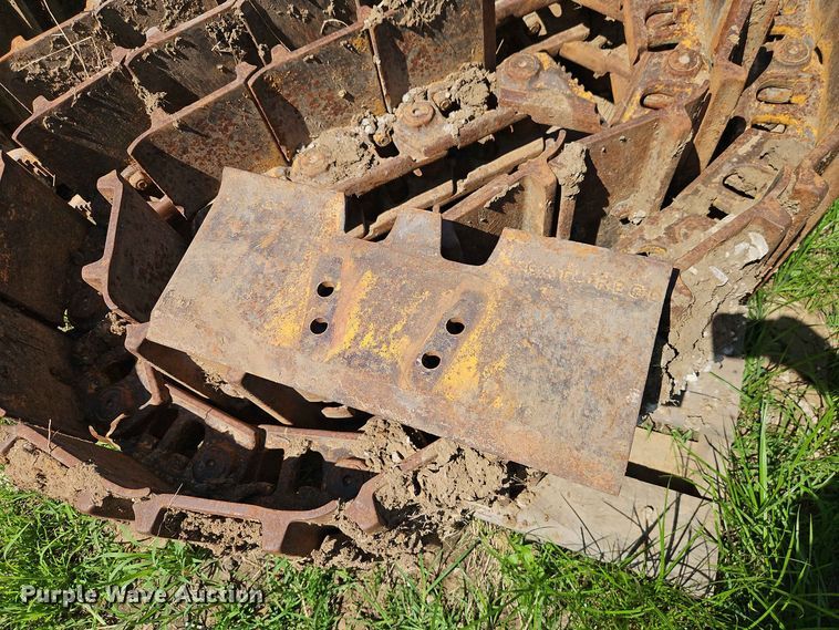 image for item EO8570 (4) track loader tracks