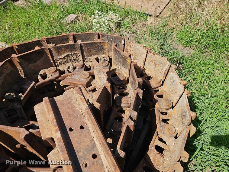 image for item EO8570 (4) track loader tracks