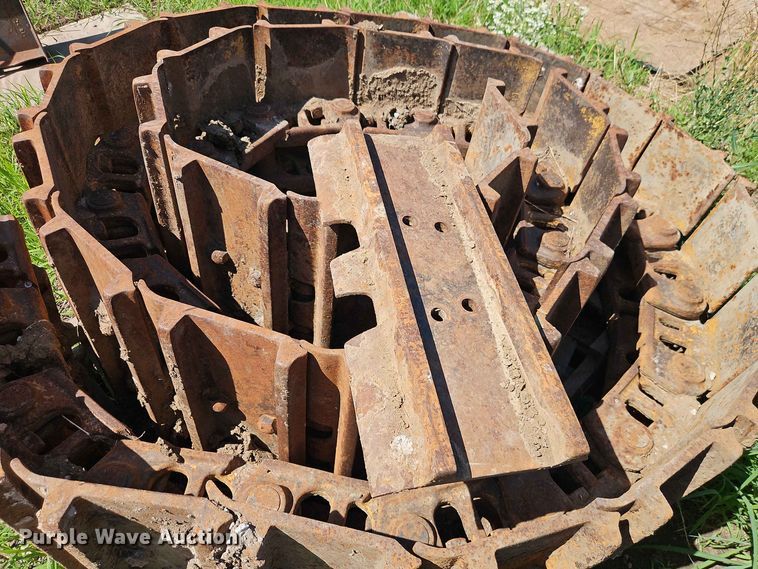 image for item EO8570 (4) track loader tracks