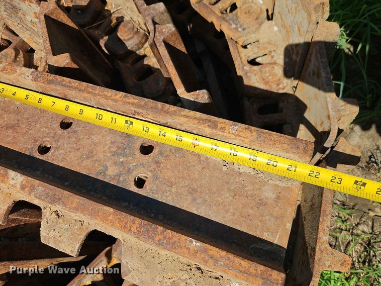 image for item EO8570 (4) track loader tracks