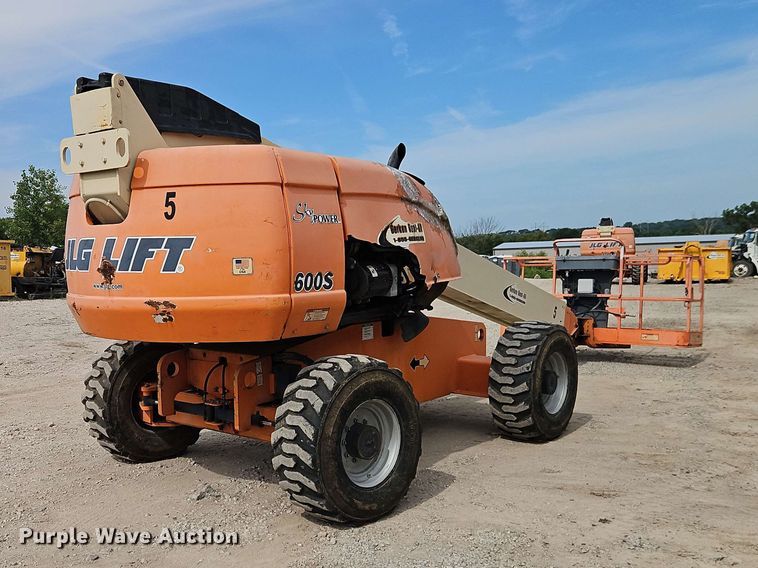 image for item EO8583 2005 JLG 600S boom lift