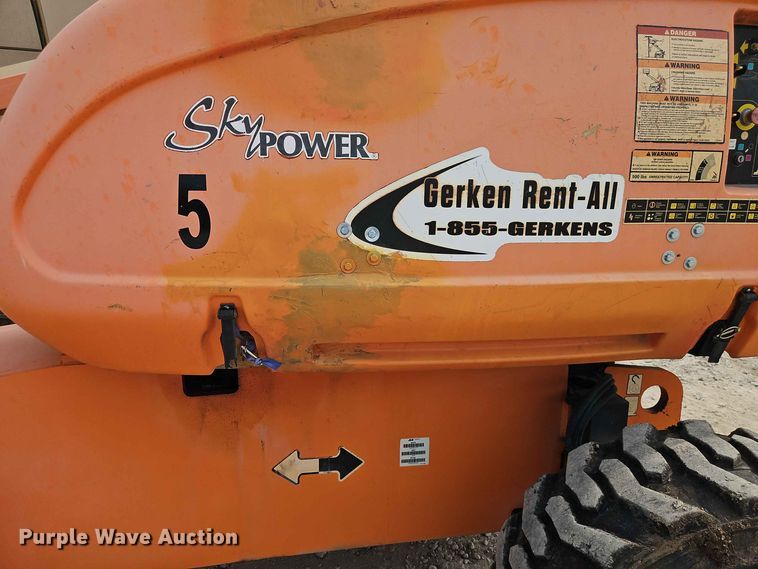 image for item EO8583 2005 JLG 600S boom lift