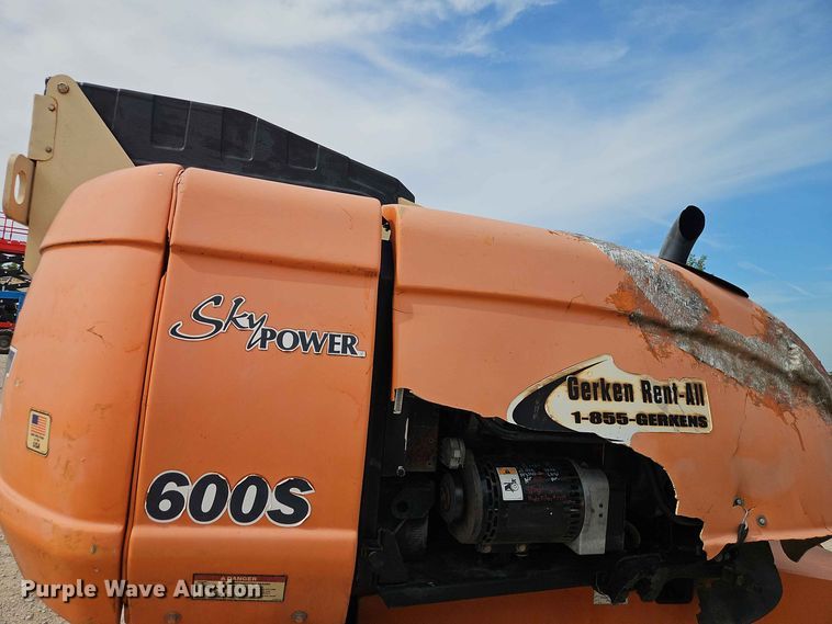 image for item EO8583 2005 JLG 600S boom lift