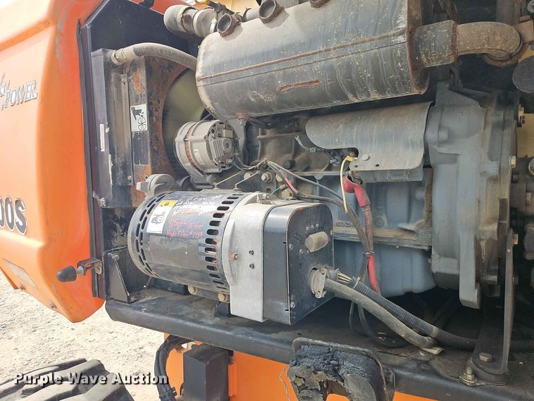image for item EO8583 2005 JLG 600S boom lift
