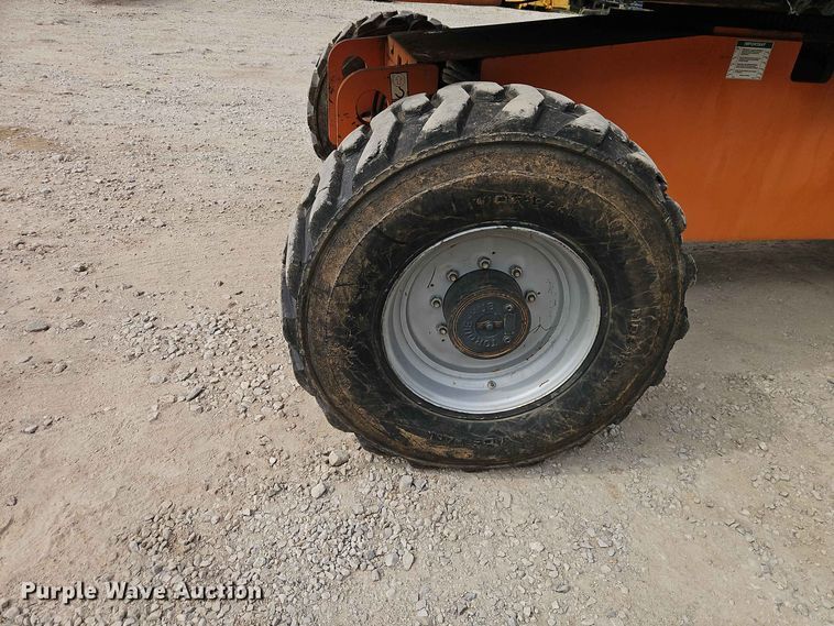 image for item EO8583 2005 JLG 600S boom lift