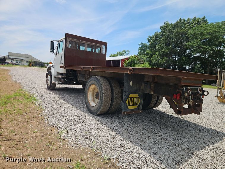 image for item EO8589 2002 Freightliner FL70 flatbed truck