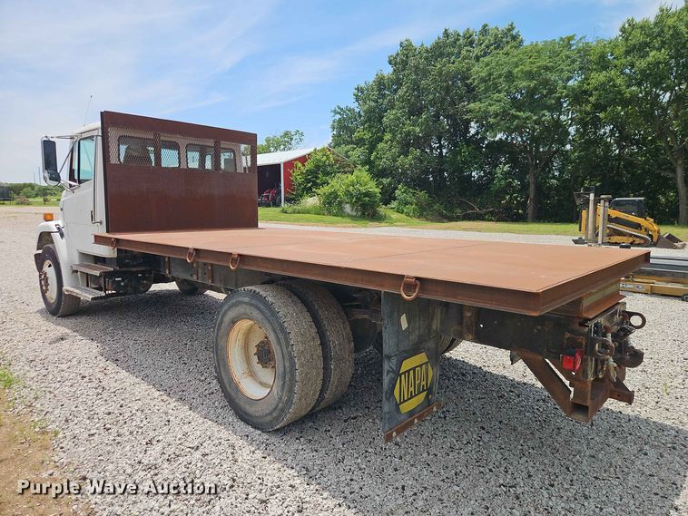 image for item EO8589 2002 Freightliner FL70 flatbed truck