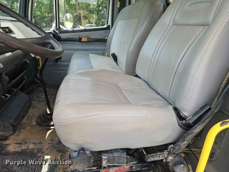 image for item EO8589 2002 Freightliner FL70 flatbed truck