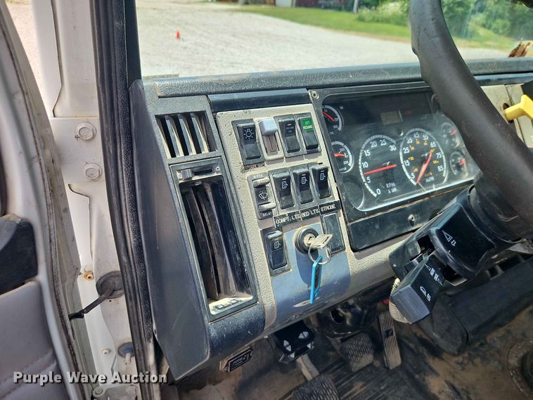 image for item EO8589 2002 Freightliner FL70 flatbed truck