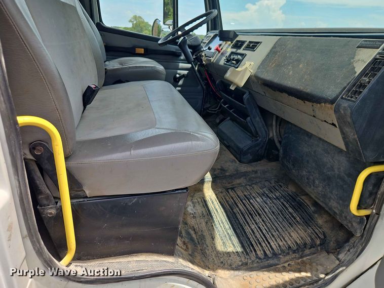 image for item EO8589 2002 Freightliner FL70 flatbed truck