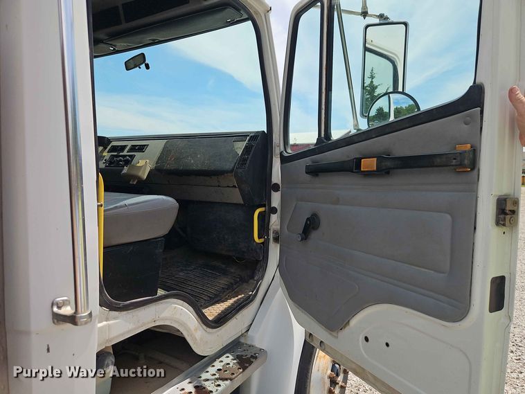 image for item EO8589 2002 Freightliner FL70 flatbed truck