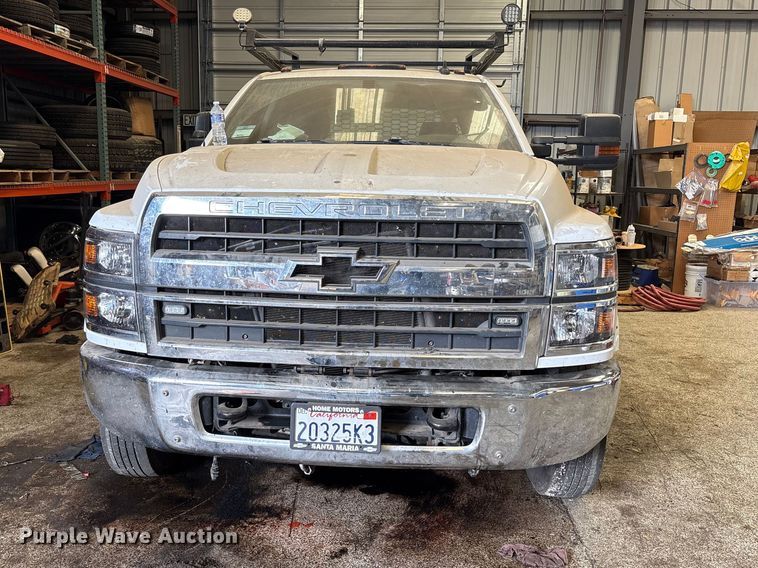 image for item EP3006 2021 Chevrolet GM515 Crew Cab flatbed truck