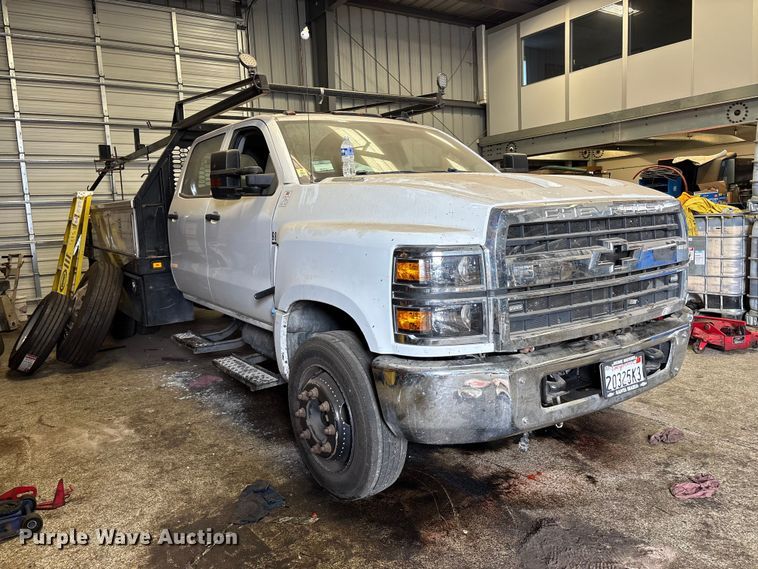image for item EP3006 2021 Chevrolet GM515 Crew Cab flatbed truck