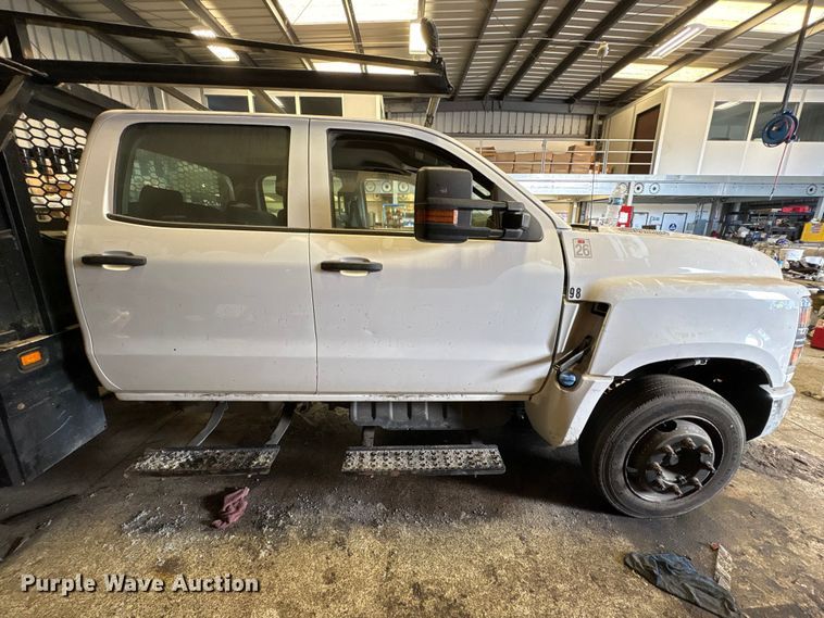 image for item EP3006 2021 Chevrolet GM515 Crew Cab flatbed truck