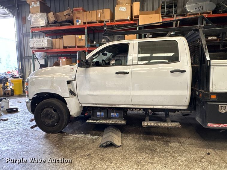image for item EP3006 2021 Chevrolet GM515 Crew Cab flatbed truck