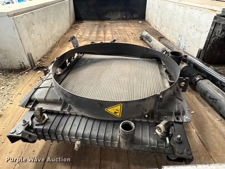 image for item EP3006 2021 Chevrolet GM515 Crew Cab flatbed truck