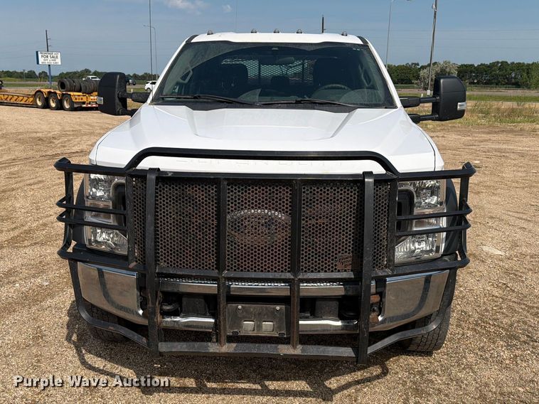 image for item ER1821 2020 Ford F450 Super Duty Crew Cab utility / service truck