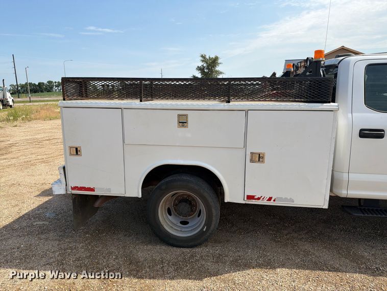 image for item ER1821 2020 Ford F450 Super Duty Crew Cab utility / service truck